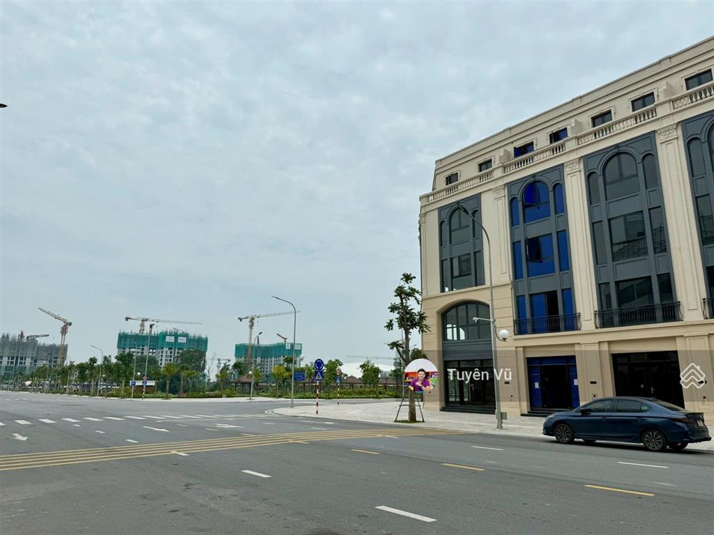 Cho thuê nhà phố 100m2, đã hoàn thiện nội thất, có thang máy vinhomes cổ loa
