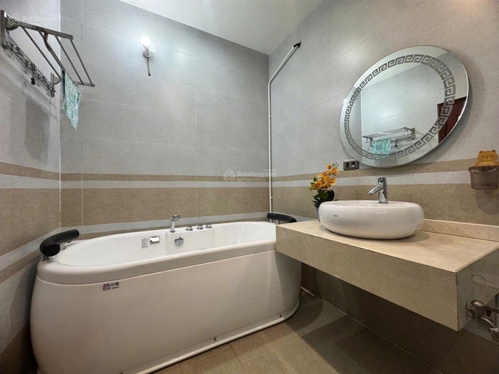 Bán gấp nhà lạc long quân  vài phút đi bộ sang hồ tây  252m2  mt 12m  hơn 40 tỷ  0976 767 ***