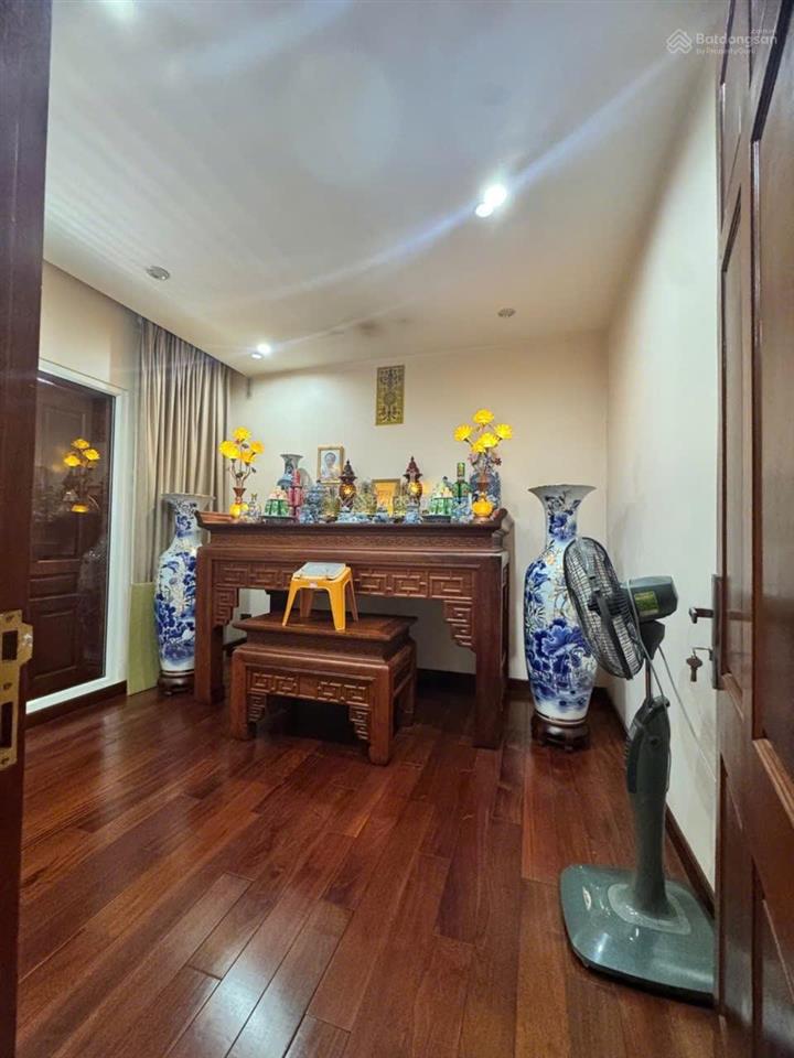 Bán gấp nhà lạc long quân  vài phút đi bộ sang hồ tây  252m2  mt 12m  hơn 40 tỷ  0976 767 ***