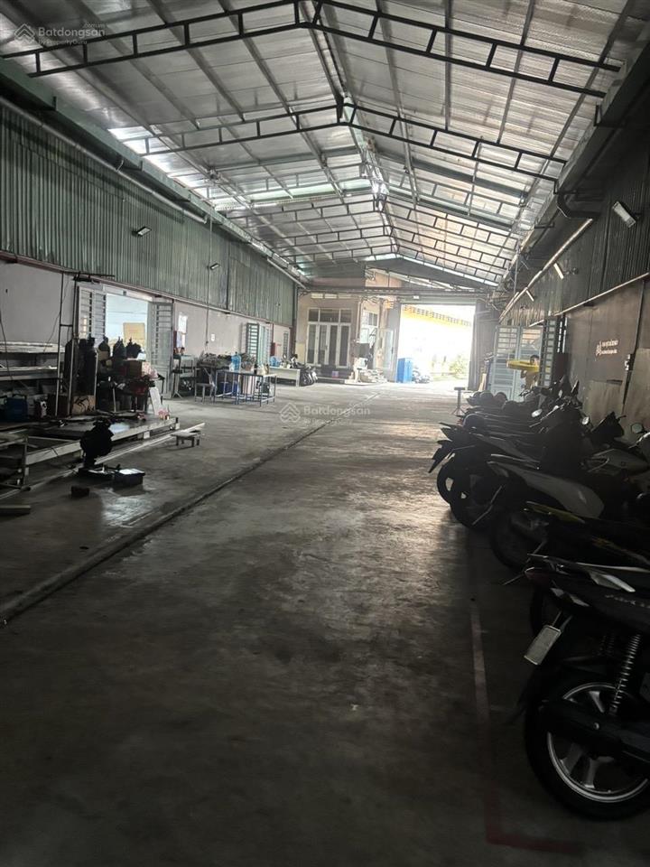 Chính chủ cho thuê xưởng 3.000m2  mặt tiền ql1a  cách ngã tư an sương 800m  gần vinhomes hóc môn