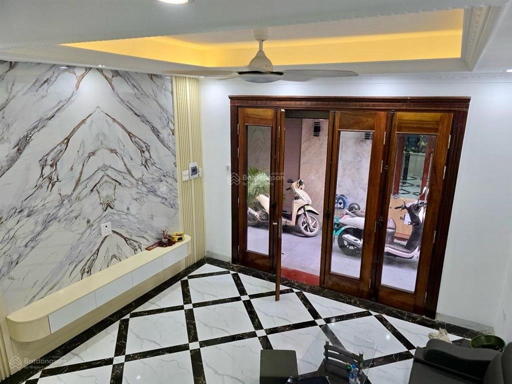 Tài chính 8 tỷ chủ gửi bán nhà 5 tầng phú thượng tây hồ. xây mới ngõ nông ô tô đỗ cửa.