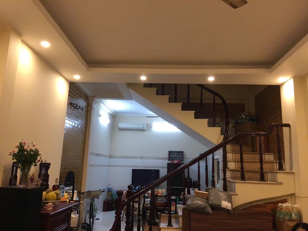 Bán nhà ngõ 335 Xuân Đỉnh,diện tích 35m xây 5 tầng ô tô đỗ cổng