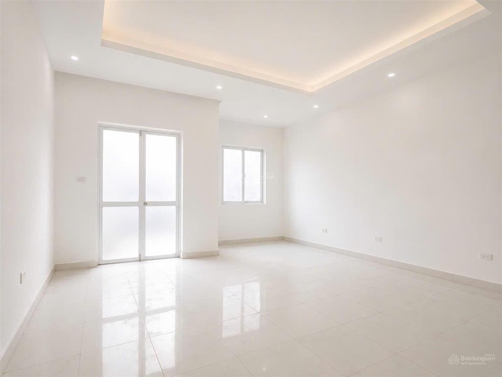 Bán nhà hoàng quốc việt 51m2 xây 4 tầng chỉ 9,8 tỷ