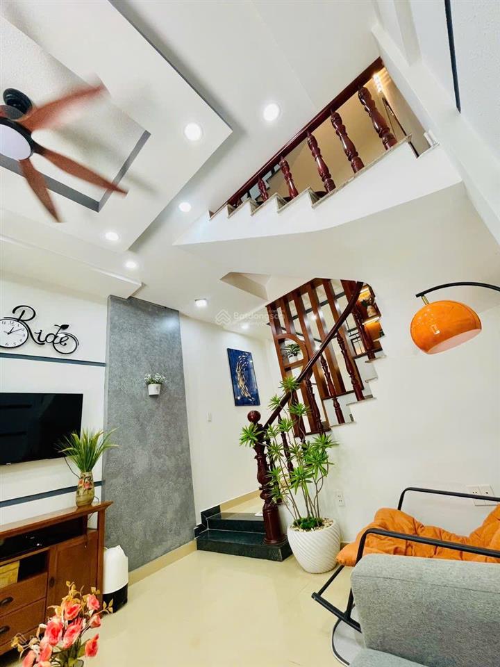 Bán nhà 1 trệt 2 lầu ngay quốc lộ 13  sát bên kdt vạn phúc