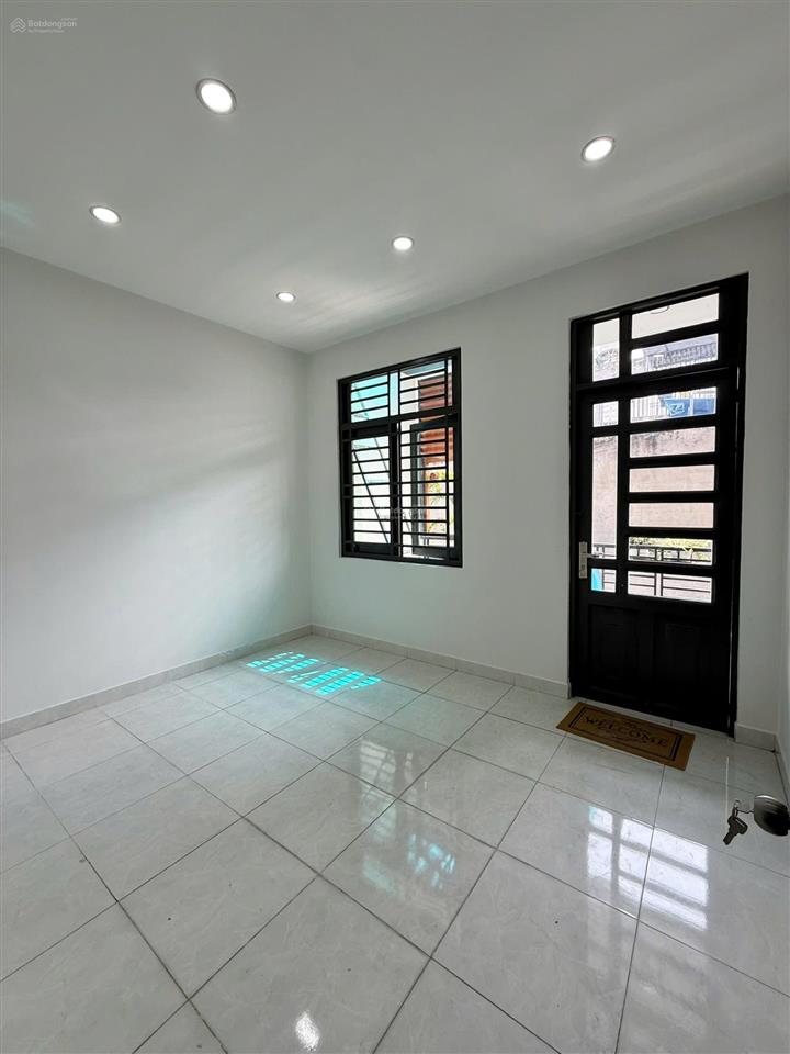 Bán nhà 1 trệt 2 lầu ngay quốc lộ 13  sát bên kdt vạn phúc