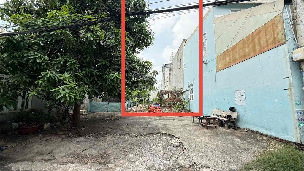 Bán nền đất mt đường 3  lê văn việt  12 tỷ/210m2