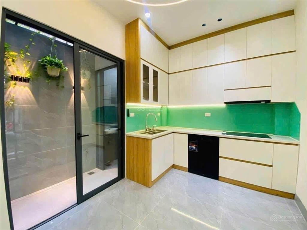 Nhà mới 4 tầng full nt + thang máy + garage ô tô đ. trường lưu  6,4 tỷ