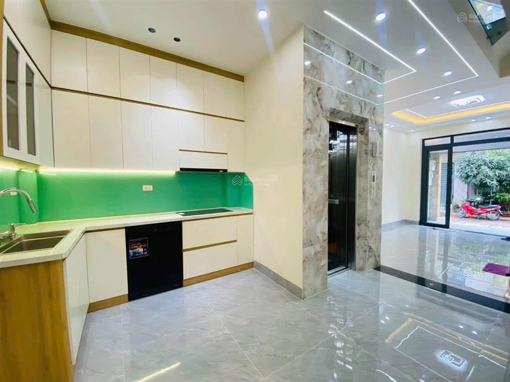 Nhà mới 4 tầng full nt + thang máy + garage ô tô đ. trường lưu  6,4 tỷ