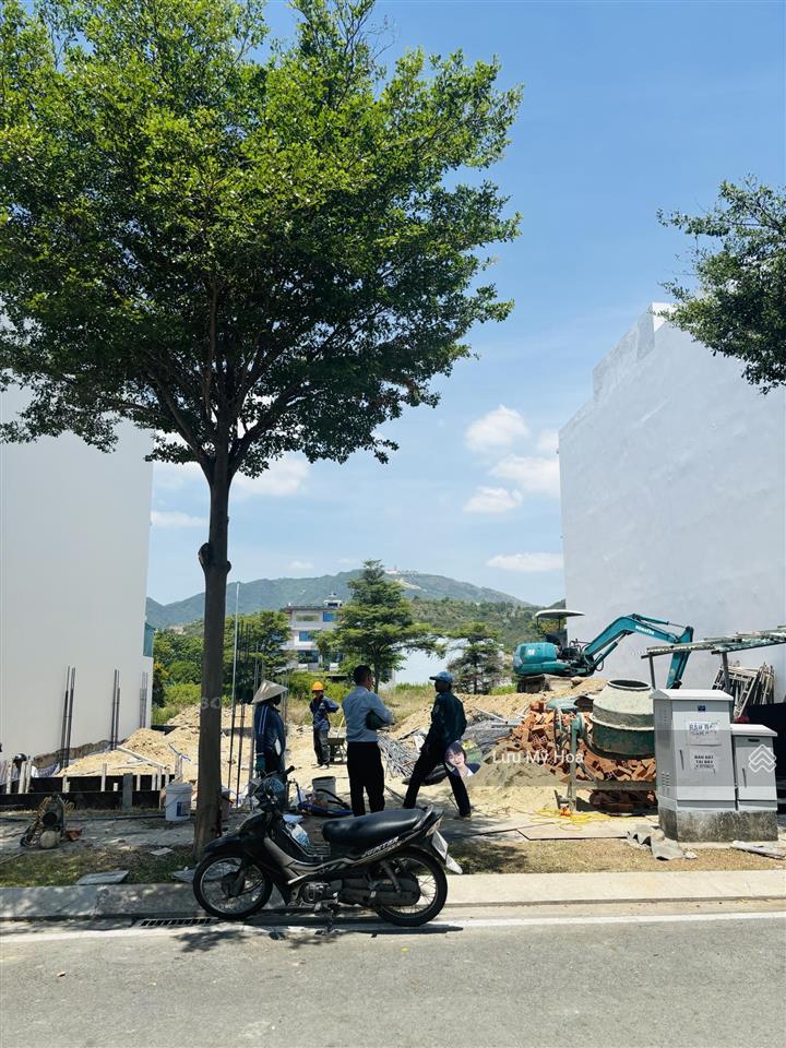 Bán lô đất nền trục đường chính 27m, hướng đông giá 56 triệu / m2 bao hết, gói 2 kđt mỹ gia