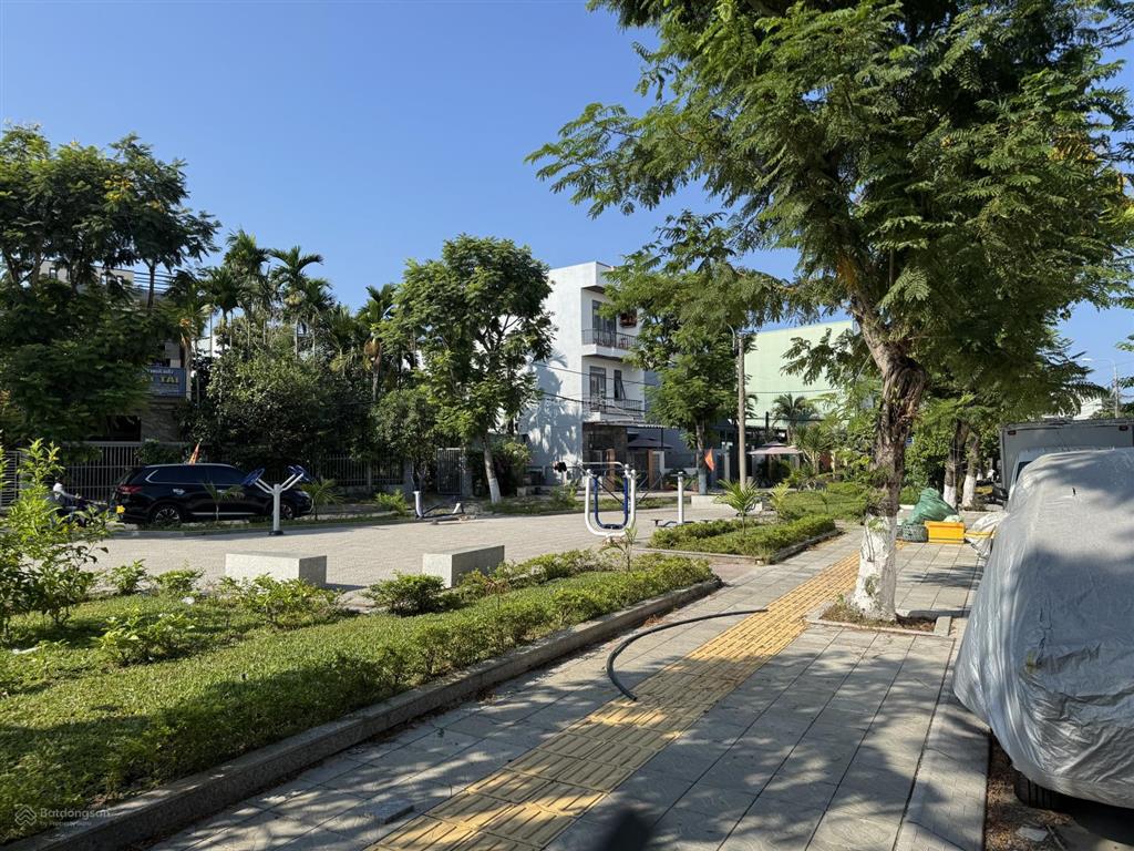 Chào bán 200m2 nhà c4 móng 3t  view công viên. ngay đường thăng long full nt