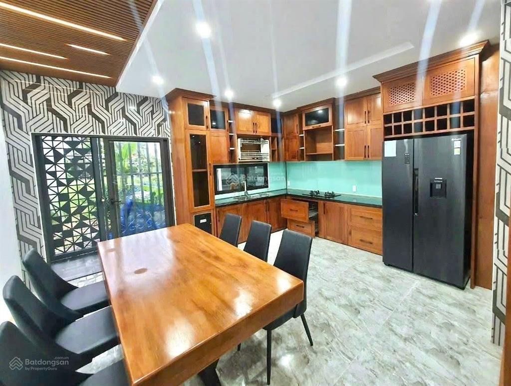 Chuyển nhượng nhà 3t đường huỳnh ngọc đủ  full nt nằm ngay bờ sông