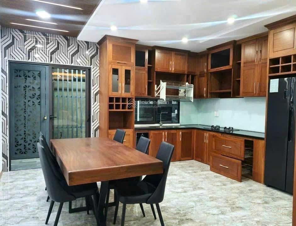 Chuyển nhượng nhà 3t đường huỳnh ngọc đủ  full nt nằm ngay bờ sông