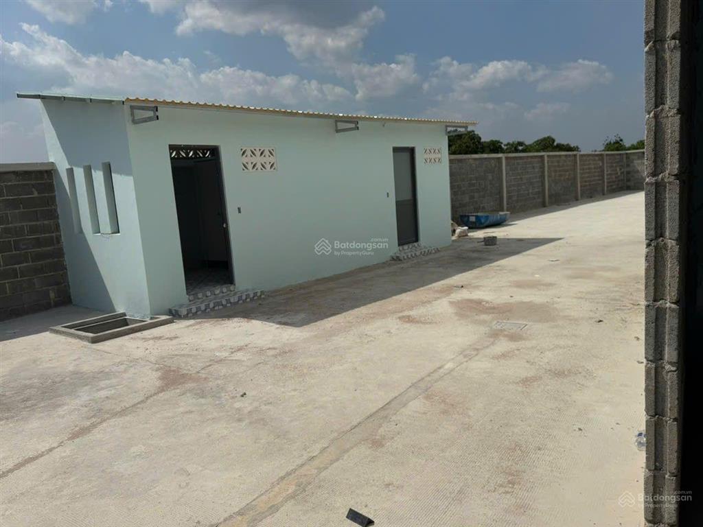 Cho thuê xưởng 1600m2 khuôn viên đất 2800m2. pccc vách tường, đầy đủ giấy tờ. gần kcn mỹ xuân