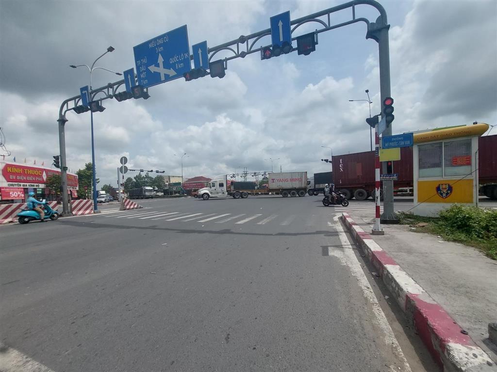 Cho thuê mặt tiền kinh doanh kho xưởng đất 2300m2 phù hợp showroom bệnh viện, nh. ngay ngã 6 an phú