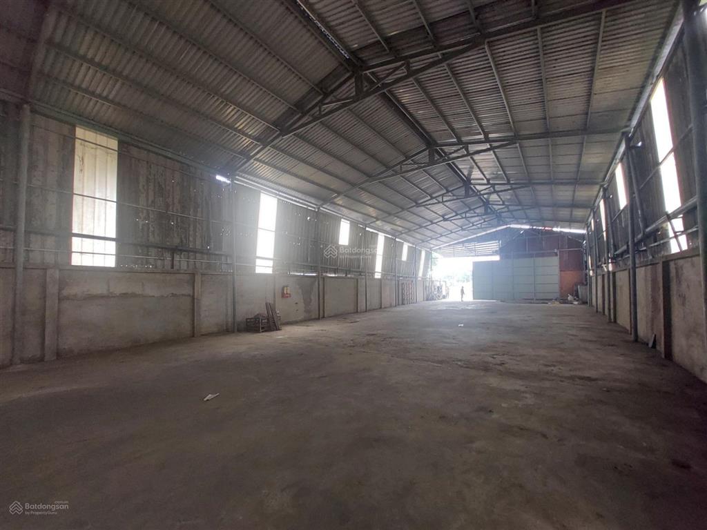 Cho thuê kho xưởng 800m². đường xe công. vòng xoay tp mới, gần khu cn sóng thần 3. giá 27 triệu