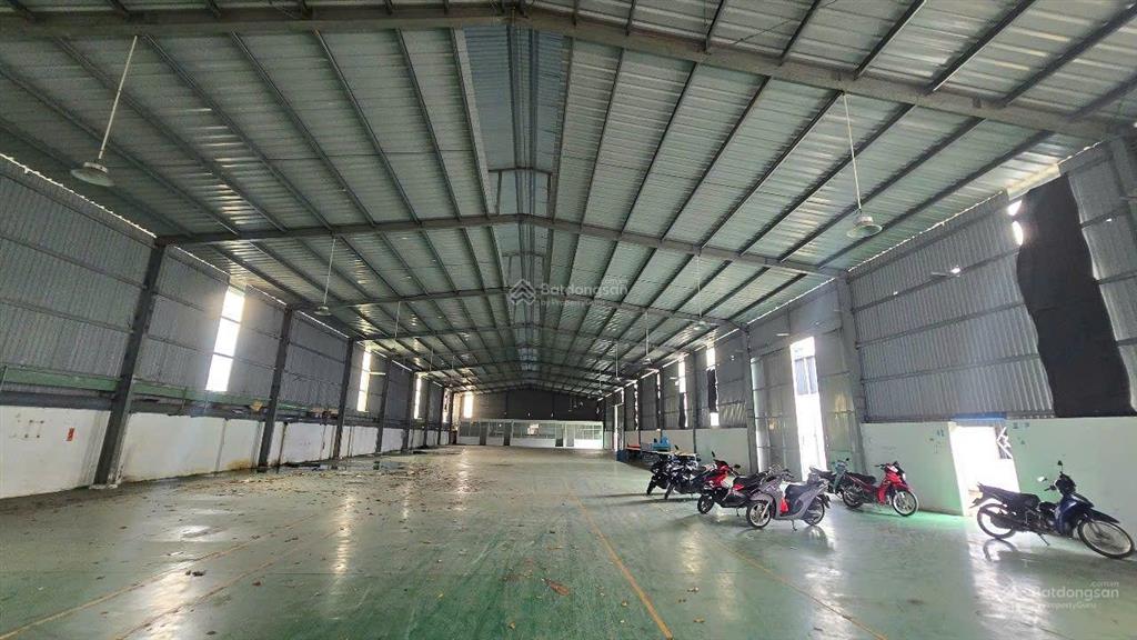 Cho thuê kho xưởng 1600m2. nền sơn epoxy pccc đầy đủ giấy tờ công năng. hòa lợi, bến cát bình dương