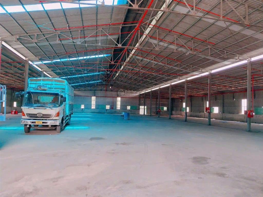Cho thuê kho xưởng 4000m2.đầy đủ giấy tờ,nằm cụm sx công nghiệp tân uyên .tiếp gỗ phun sơn