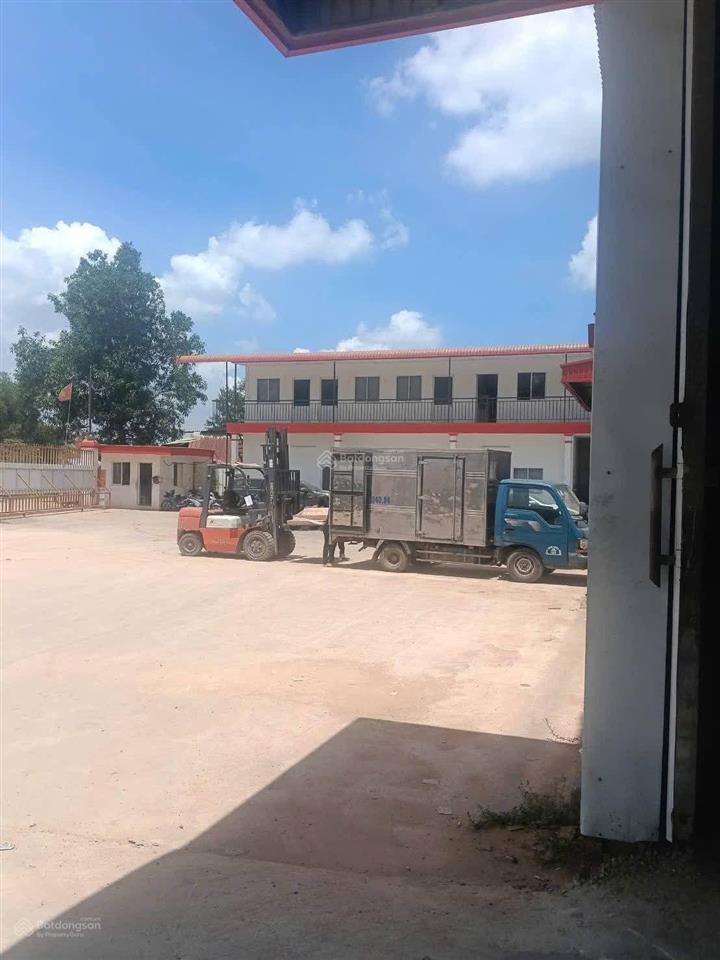 Cho thuê kho xưởng 4000m2.đầy đủ giấy tờ,nằm cụm sx công nghiệp tân uyên .tiếp gỗ phun sơn