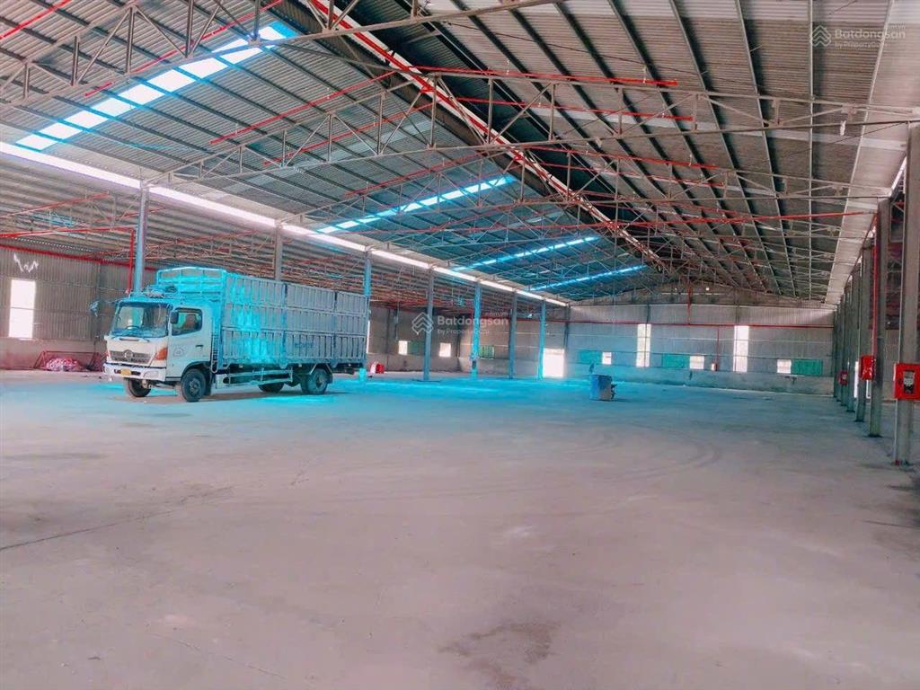 Cho thuê kho xưởng 4000m2.đầy đủ giấy tờ,nằm cụm sx công nghiệp tân uyên .tiếp gỗ phun sơn