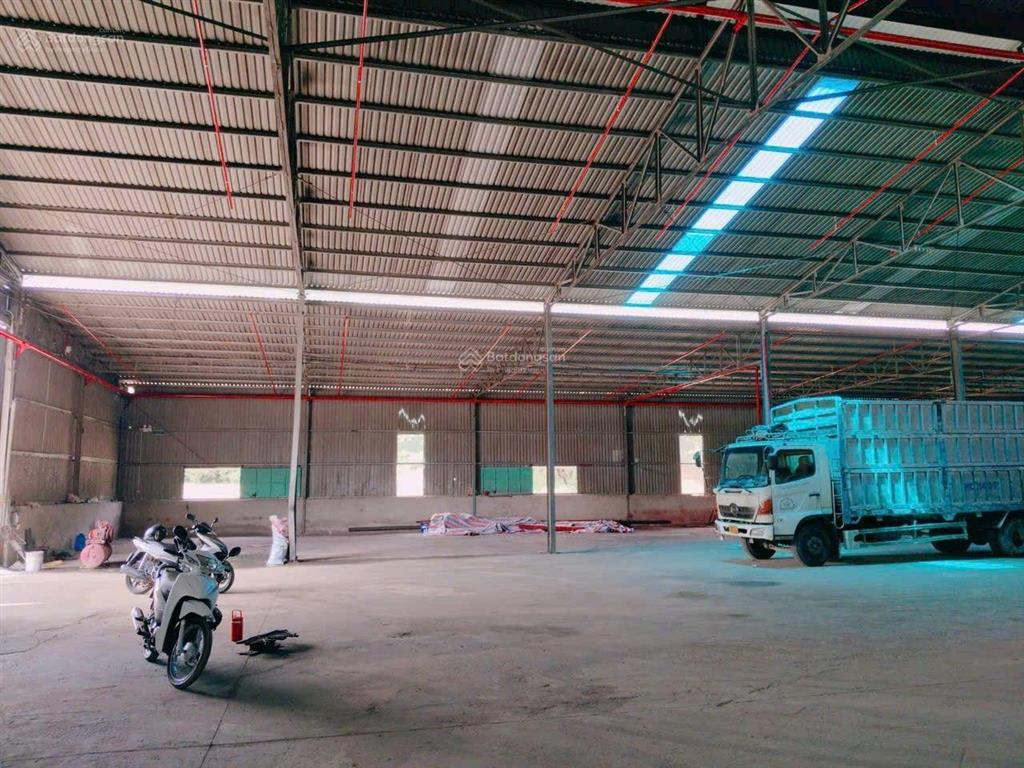 Cho thuê kho xưởng 4000m2.đầy đủ giấy tờ,nằm cụm sx công nghiệp tân uyên .tiếp gỗ phun sơn