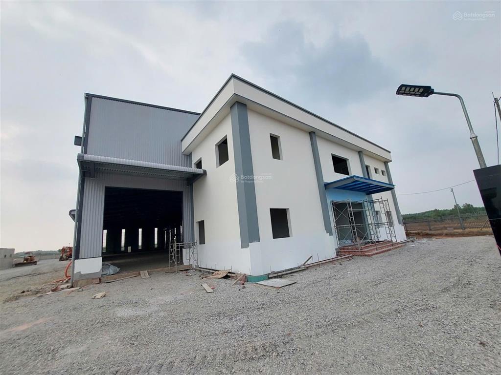 Cho thuê kho xưởng 2400m2. khuôn viên riêng. pccc tự động. gần khu cn visip 2. tân uyên, bd