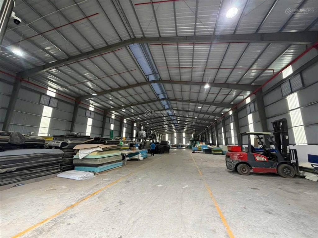 Cho thuê kho xưởng 2400m2. khuôn viên riêng. pccc tự động. gần khu cn visip 2. tân uyên, bd