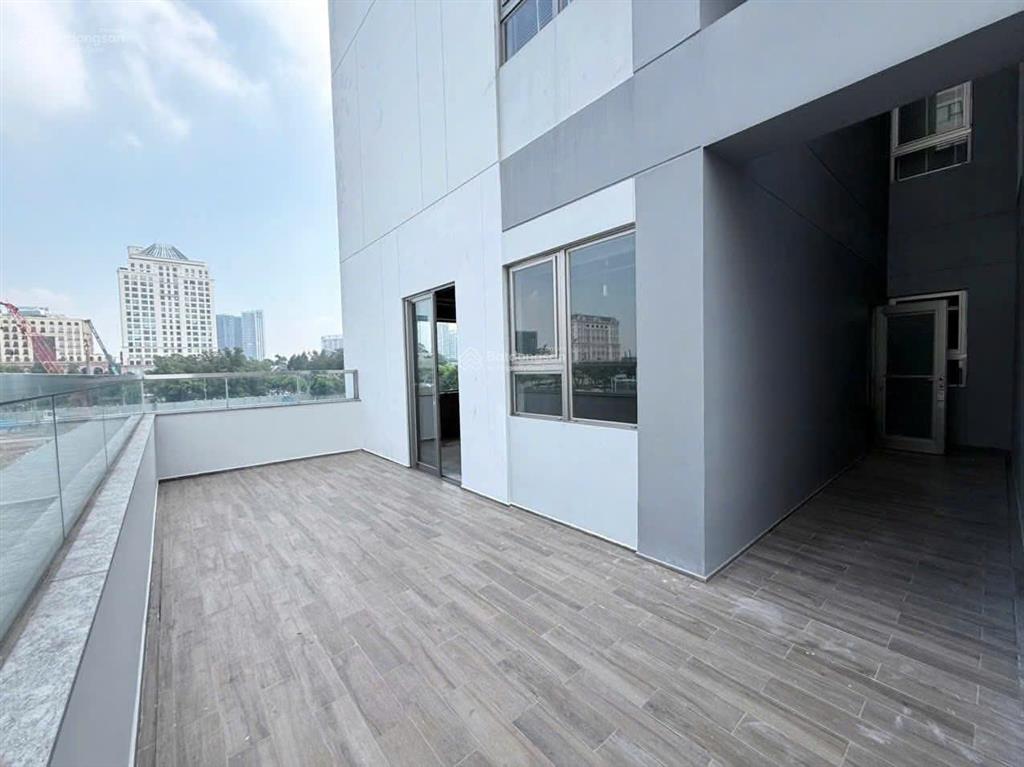 Hiếm có bán căn sân vườn the horizon hồ bán nguyệt, 135m2+20m2 sân, 3pn, thô, có ô xe, giá 20,5 tỷ
