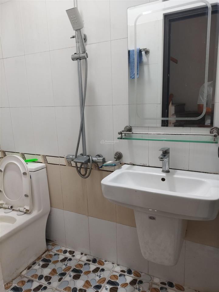 Cho thuê nhà nguyên căn 5 tầng 1 tum, sân rộng ngay ngõ 387 vũ tông phan