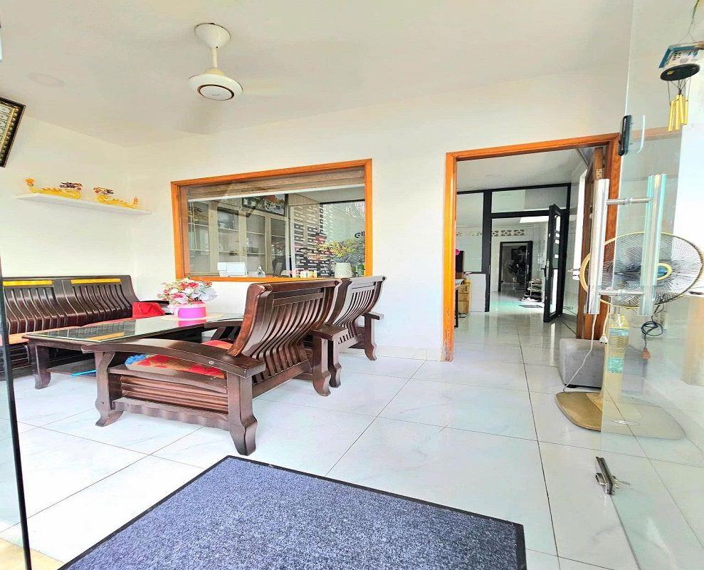 Bán nhà hạ chào 5 tỷ, HXH Nguyễn Thái Bình, Phường Bảy Hiền, TPHCM, 240m2, 4 tầng, sát mặt tiền, giá cực tốt.