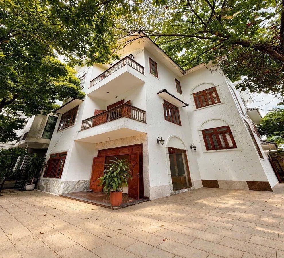 Bán biệt thự mặt tiền Khu sân bay TSN, P2, Tân Bình cũ, 348m2, 3 tầng, ngang 14m, nở hậu   