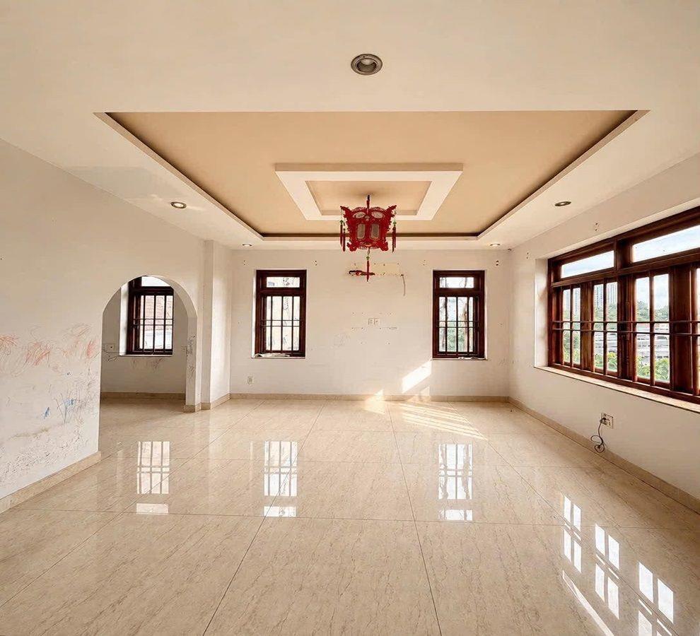 Bán biệt thự mặt tiền Khu sân bay TSN, P2, Tân Bình cũ, 348m2, 3 tầng, ngang 14m, nở hậu   