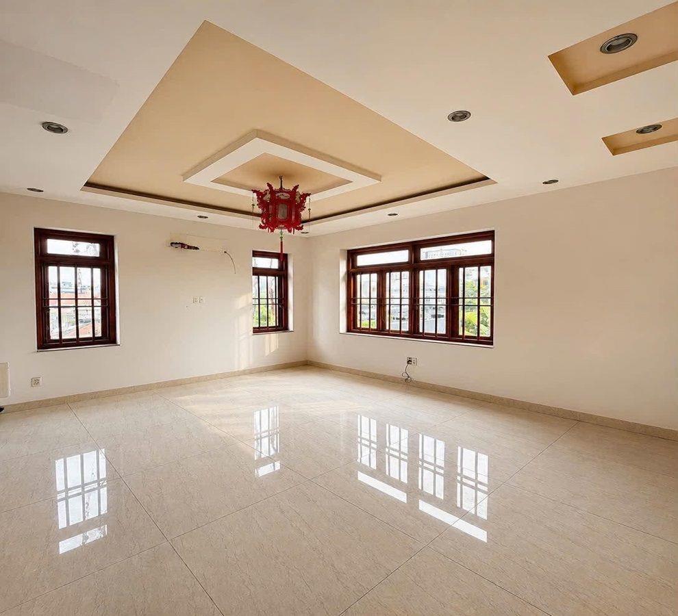 Bán biệt thự mặt tiền Khu sân bay TSN, P2, Tân Bình cũ, 348m2, 3 tầng, ngang 14m, nở hậu   