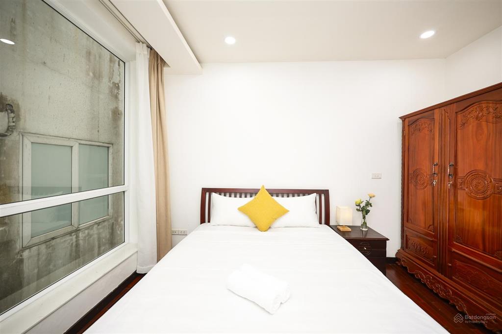 Cho thuê căn 02 ngủ 02 wc mới, full đồ, ngay mặt hồ tây, 90a xóm chùa