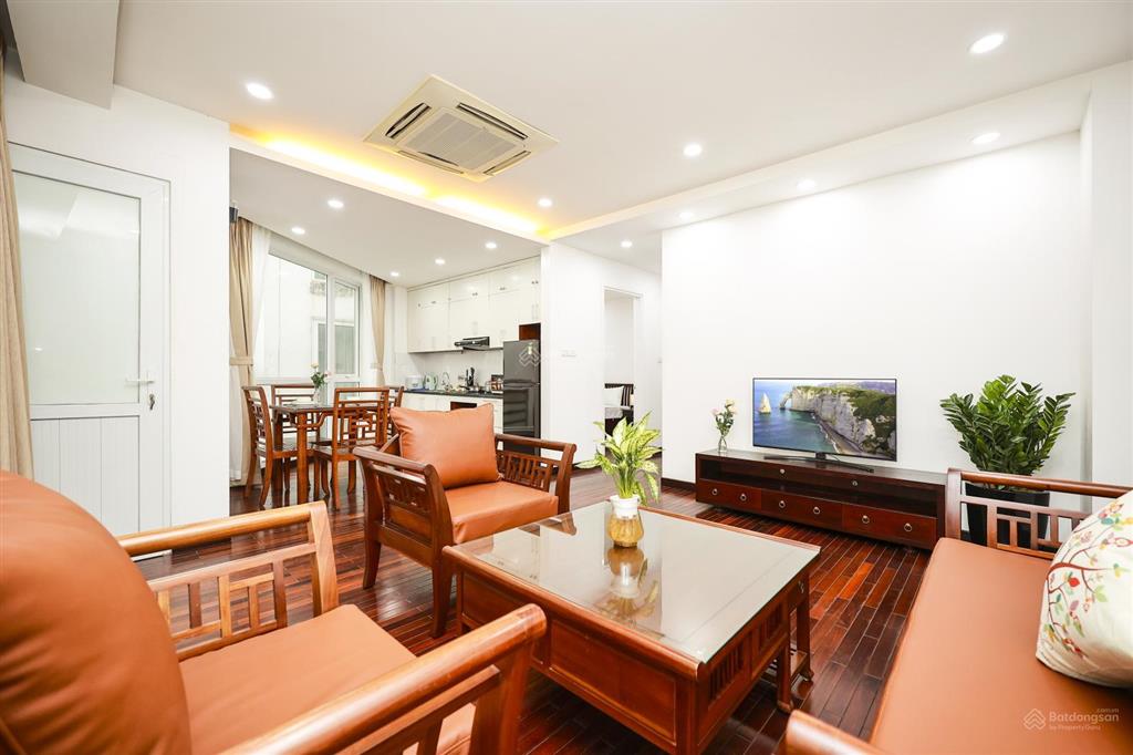 Cho thuê căn 02 ngủ 02 wc mới, full đồ, ngay mặt hồ tây, 90a xóm chùa