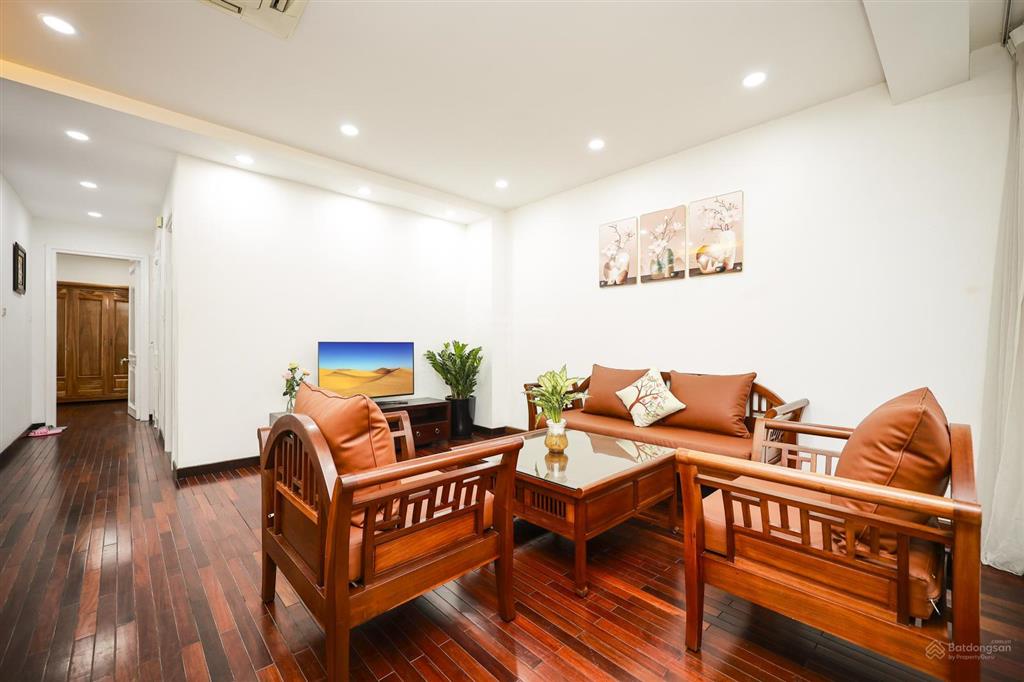 Cho thuê căn 02 ngủ 02 wc mới, full đồ, ngay mặt hồ tây, 90a xóm chùa