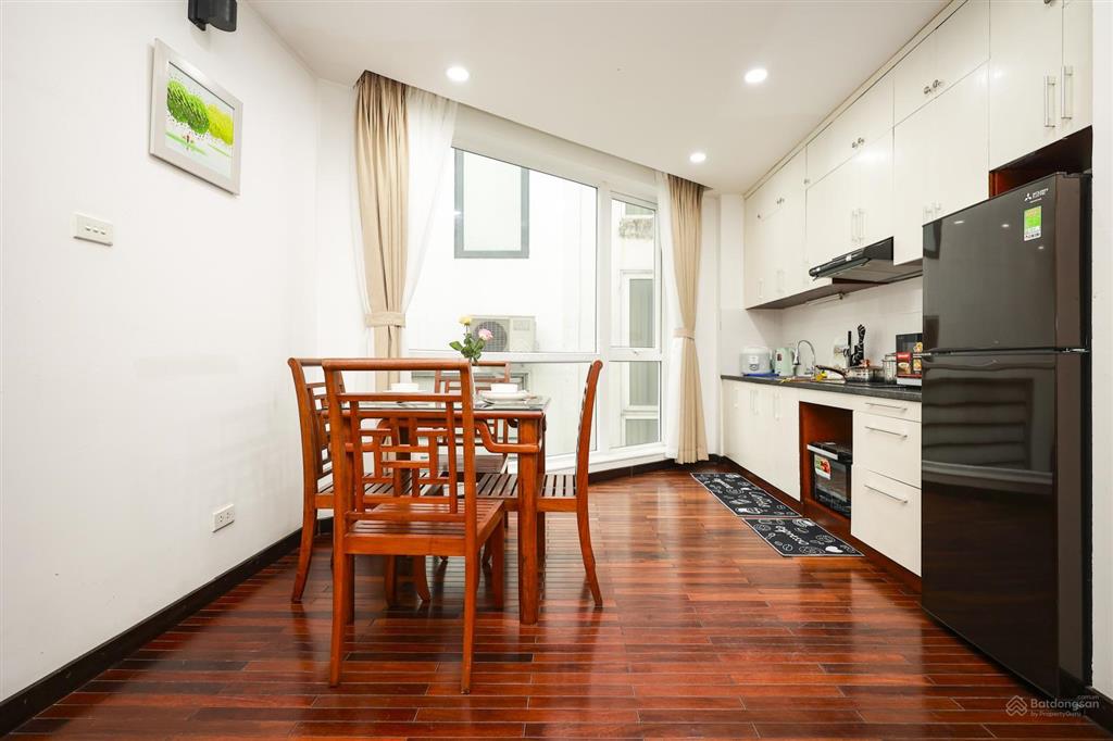 Cho thuê căn 02 ngủ 02 wc mới, full đồ, ngay mặt hồ tây, 90a xóm chùa