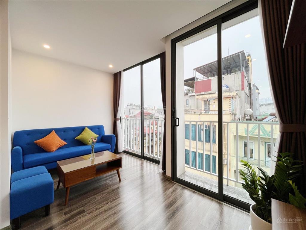 Cho thuê căn hộ 01 p ngủ 45m2 tại mặt phố võng thị ngay mặt hồ tây, ô tô đỗ cửa