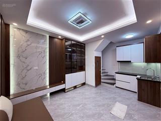 ( chỉ 6,4 tỷ) gia đình em cần bán nhà ngõ 99 xuân la  oto sát nhà  5 tầng  3pn  sổ vuông đẹp.