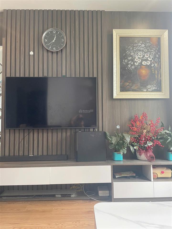 Chủ nhà bán gấp căn 2n1vs tầng trung hướng đông bắc. có chỗ để xe ô tô