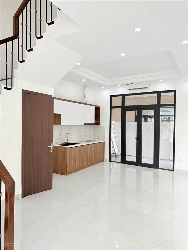 10,2 tỷ cho căn đảo dừa 91m2 xẻ khe, đã hoàn thiện 3 tầng có hố chờ thang máy
