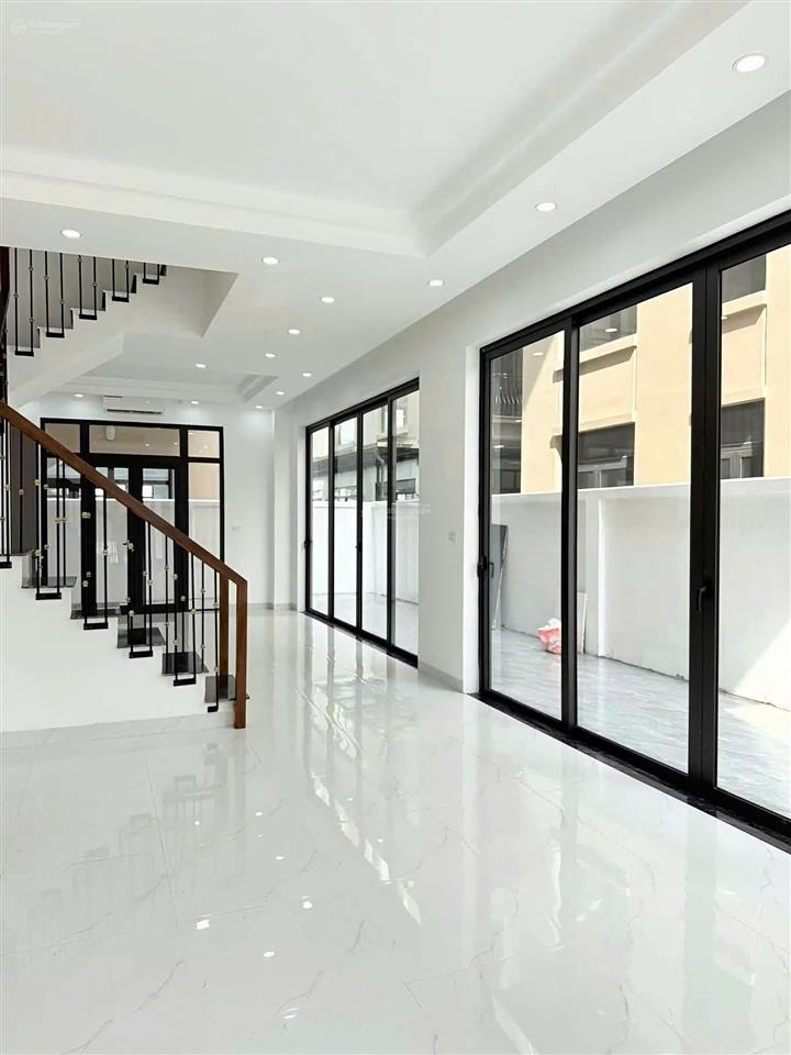 10,2 tỷ cho căn đảo dừa 91m2 xẻ khe, đã hoàn thiện 3 tầng có hố chờ thang máy
