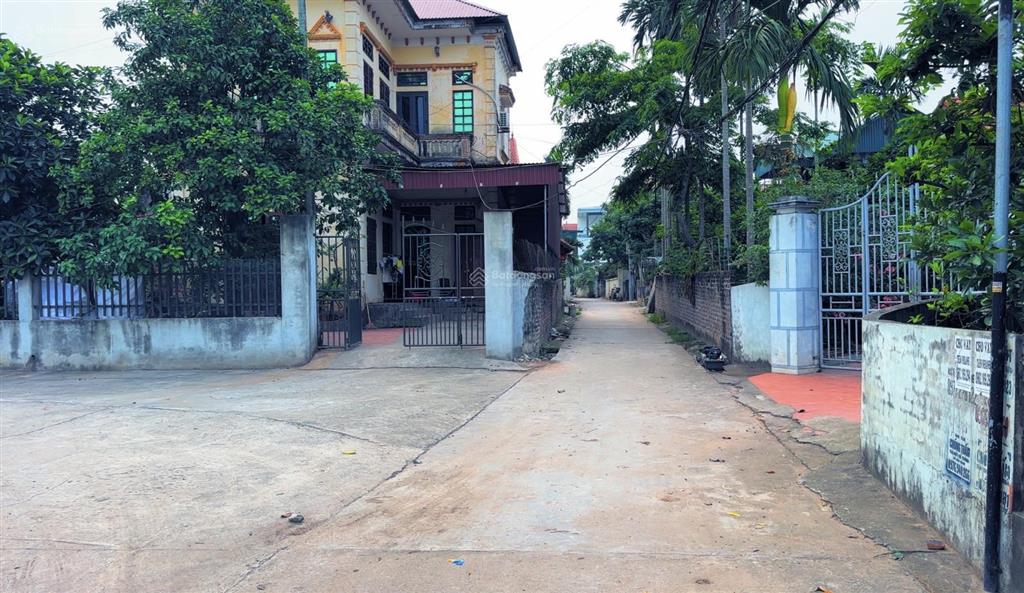 Nhỉnh 2 tỷ ô tô vào tận đất. lô góc 2 mặt thoáng. gần hồ phi liệt