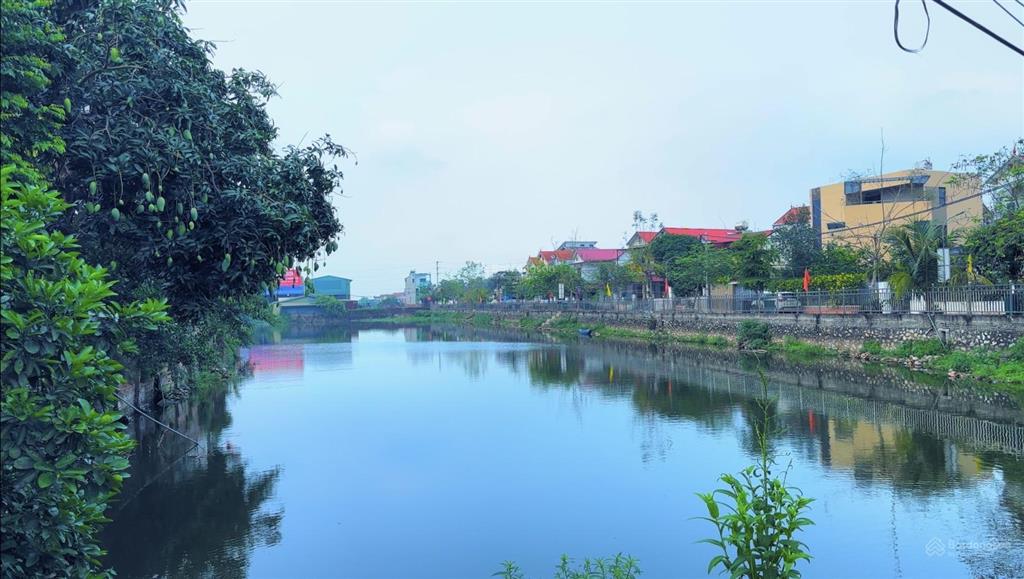 Nhỉnh 2 tỷ ô tô vào tận đất. lô góc 2 mặt thoáng. gần hồ phi liệt