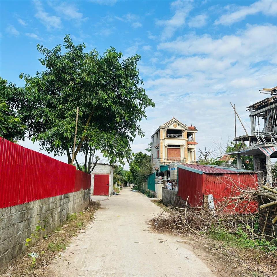 104m2 dũng tiến đặt chân là sang dự án. trục bao làng rất đẹp