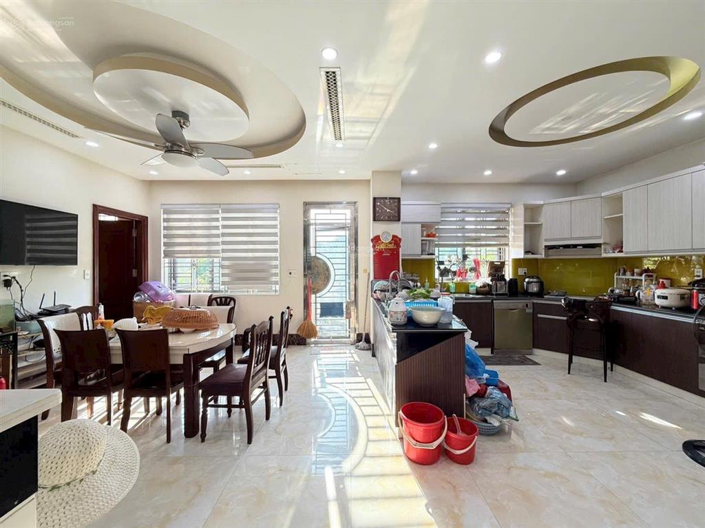 Bán căn 5 tầng thang máy x 165m khu phân lô thế lữ. nhà 2 mặt tiền thoáng trước sau. giá 15,8 tỷ