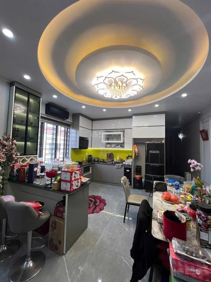 Nhà 4 tầng x 130m thang máy lô góc phố dư hàng. đang hđ thuê 20tr/tháng. giá 15,9 tỷ