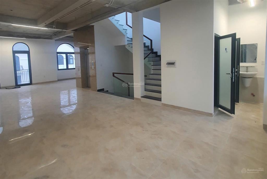 Giá tốt  nhà phố 6 tầng  dt 144m2(8x18), có bếp, thang máy, máy lạnh, chỉ 40tr/th gần vinschool