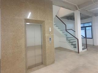 Giá tốt  nhà phố 6 tầng  dt 144m2(8x18), có bếp, thang máy, máy lạnh, chỉ 40tr/th gần vinschool