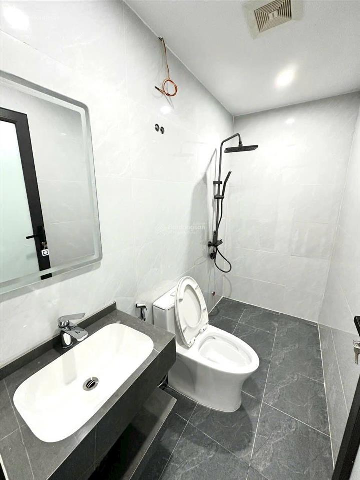 Bán nhà ngõ rộng ô tô đỗ được trước cửa