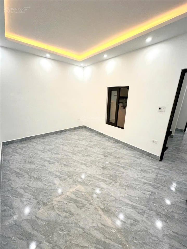 Bán nhà ngõ rộng ô tô đỗ được trước cửa